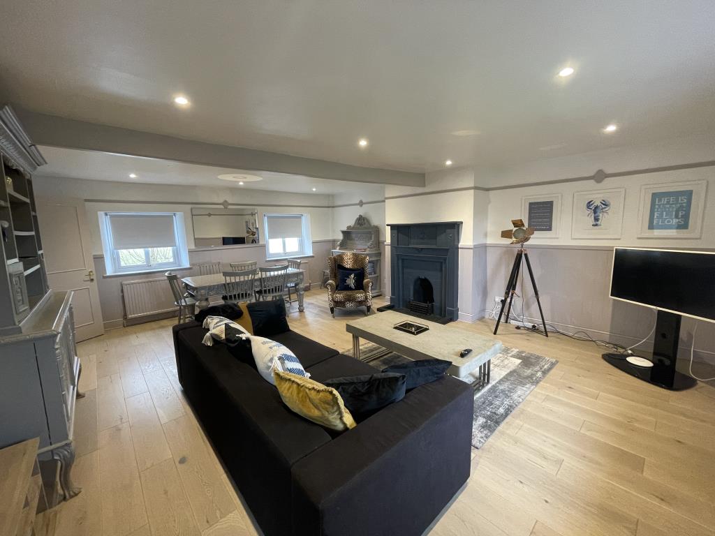 Lot: 62 - DETACHED SEAFRONT PROPERTY FULLY REFURBISHED AND ARRANGED AS THREE UNITS - Refurbished living room with fireplace